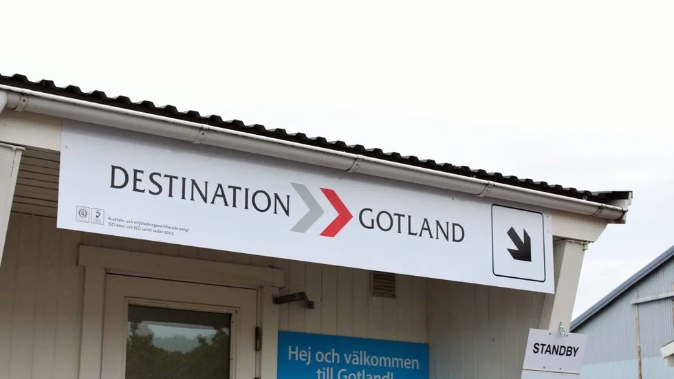 Färjan som skulle avgå till Västervik på torsdagskvällen ställdes in, vilket ledde till att inte heller morgonfärjan från Västervik avgick på fredagen.
