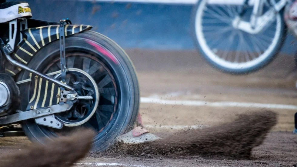 150506 Start i heat 14 under speedwaymatchen i Elitserien mellan Elit Vetlanda och Ikaros Smederna den 6 maj 2015 i Vetlanda.
Foto: Jonas Ljungdahl / BILDBYRN / Cop 144
