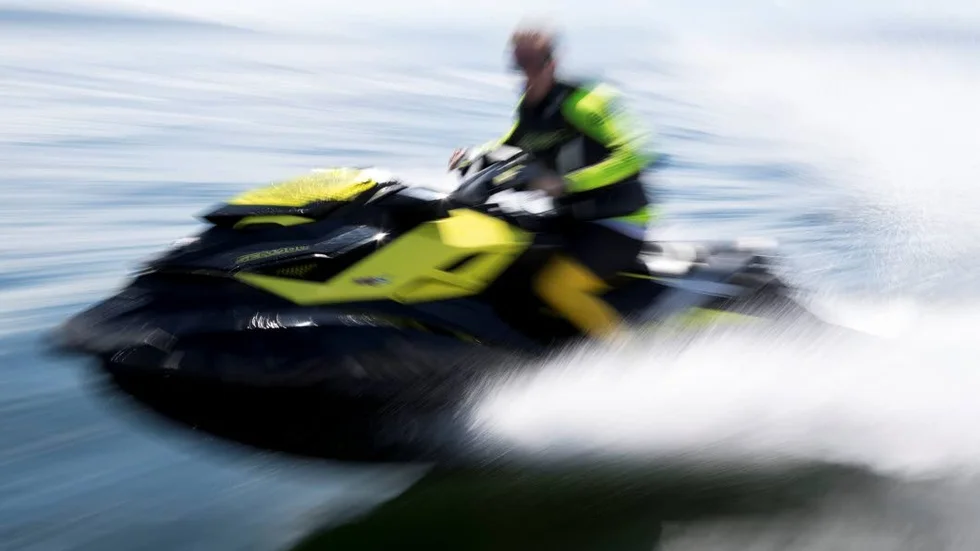 Tingsrätten menar att det saknas betydelse om vattenskotern var avstängd eller ej och dömer mannen för brott mot sjötrafikförordningen.