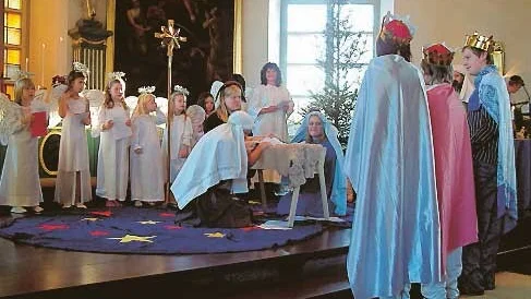 Gåvorna överlämnas till Josef och Marias nyfödde son. Veronica Karlsson