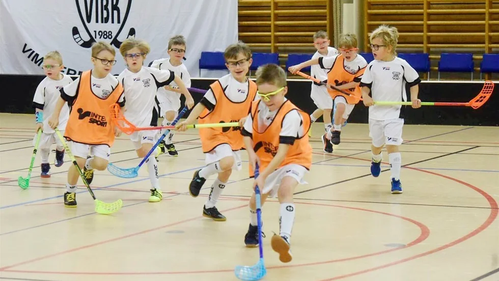 Det kostar 1000 kronor per säsong att spela innebandy i VIBK. Sedan tillkommer kostnad för klubba, skor och glasögon.