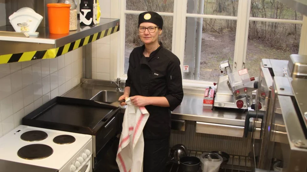 Anna Hektor i skolköket. Hon gläds åt priset och uppskattar sitt jobb men älskar sitt jobb, men utrymmena är små och utrustningen  gammal.