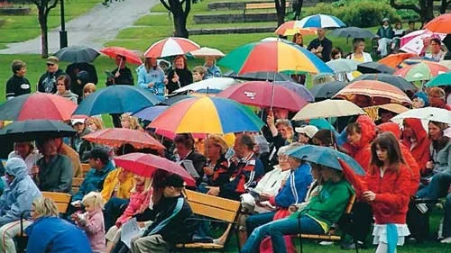 "Sommaren är kort, det mesta regnar bort." Ja, regnade gjorde det under allsångskvällen i Källängsparken. Något alldeles förfärligt stundtals. Men se publiken lät sig inte störas av en sådan petitess...