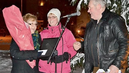 Marianne Sundberg Jonsson (till vänster) utsågs till Årets Ingatorpare i  söndags kväll. Priset delades ut av Lennart "Himmestorparn" Nilsson. På  bilden även Helene Klint-Johansson från samhällsföreningen.