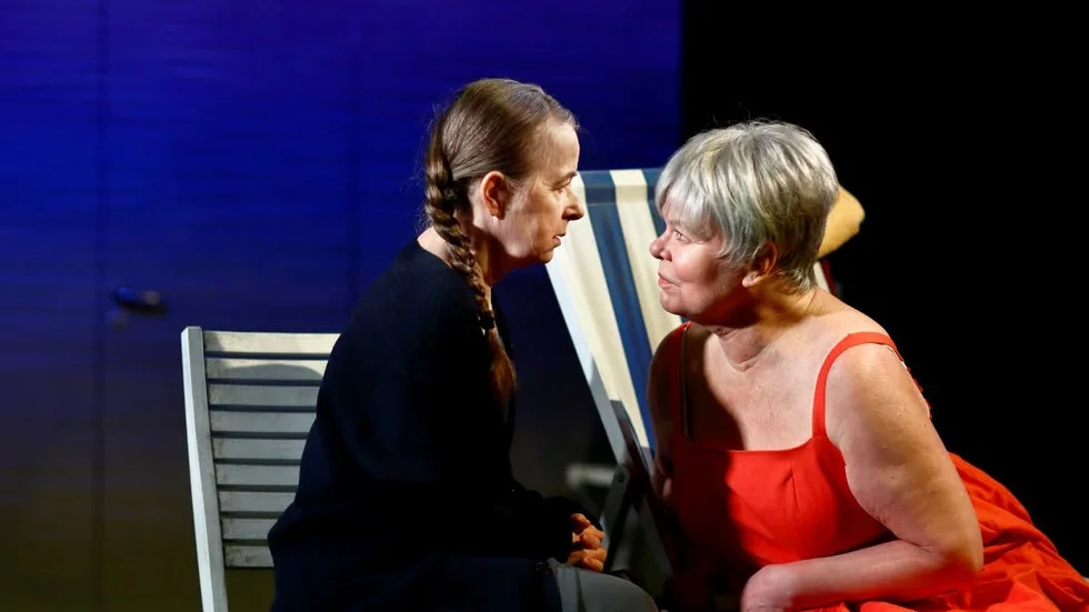 Kammarspel. Kyri Sjöman och Liselott Lindeborg i Kristina Lugns pjäs "Idlaflickorma" på Östgötateatern