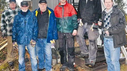 En liten paus i arbetet. Fr v SM5YAJ Weine Gustafsson, SM7DDR Jan Hedlund, SM5NJG Johnny Wallin, SM5YNG Peter Västgöte, SA5AWM Magnus Nilsson, SM5YMX Sven Andersson.