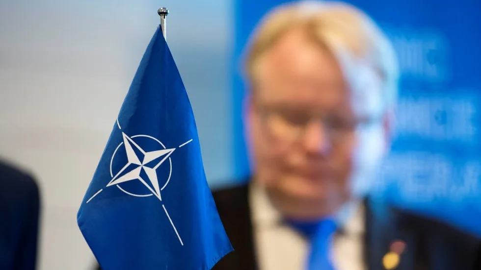 Nato. En knivig fråga för försvarsminister Peter Hultqvist (S) och hans parti.