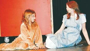 Arnbrie Terrakai och Linnéa Hultegård som hunden Totto och Dorothy i Trollkarlen från Oz.