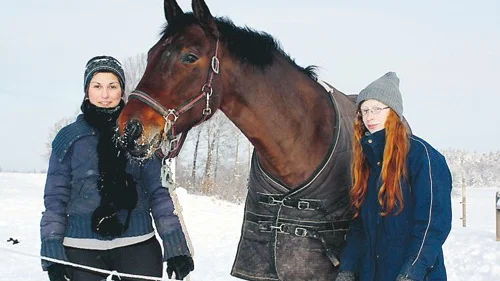 Frida Jonsson, Nybro, och Lottie Holmstrand, Blackstad, har båda ett stort hästintresse. Här ses de tillsammans med halvblodet Cute.