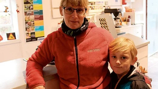 Mamma Martina och sonen Ebbe Johansson ser fram emot att det kommer nya ägare till parken.