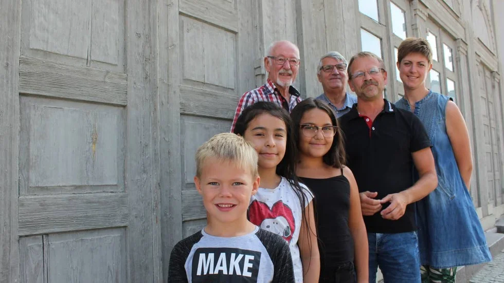 Laddar för jubileum. På bilden ses barnen Holger Bäckman, Emily Varga och Moah Liljeqvist och bakom dem Göran Juthe, Roland Nilsson, Per Bäckström och Charlotta Bäckman.