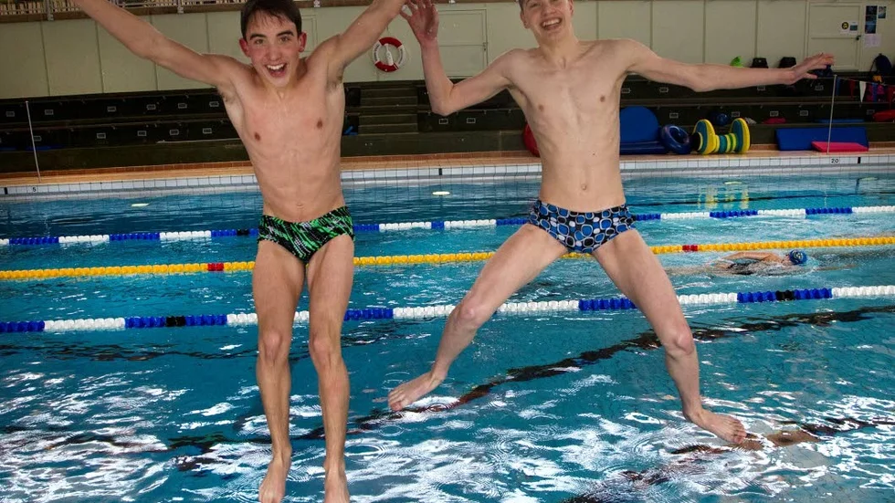 Två lyckliga DM-medaljörer. Elliot Fielder vann dubbla guld och Henrik Eriksson ett silver på DM i simning.