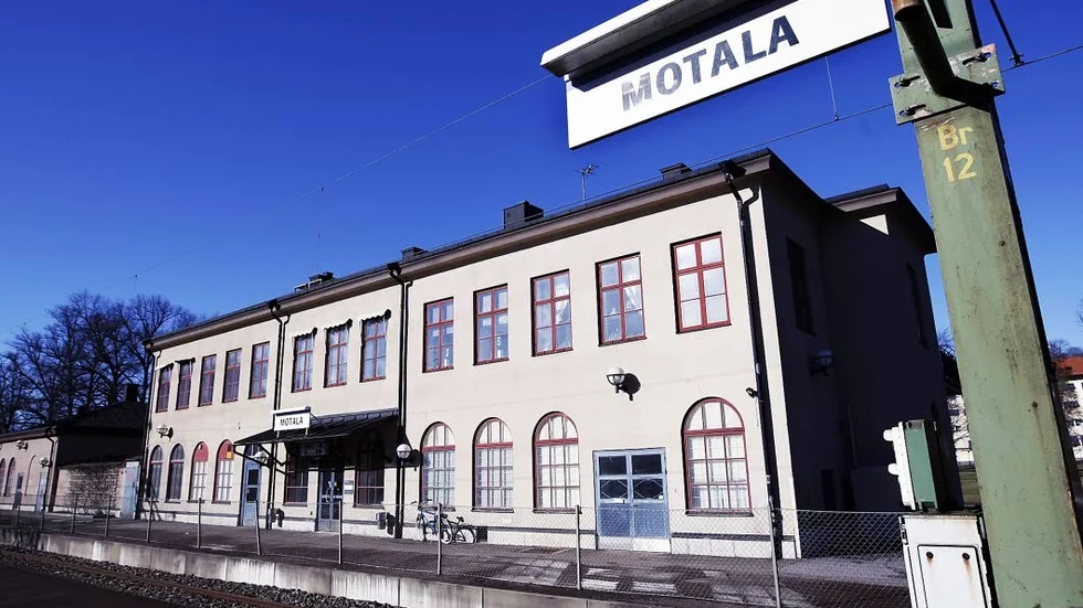 I närheten av järnvägsstationen i Motala hittades mannen.