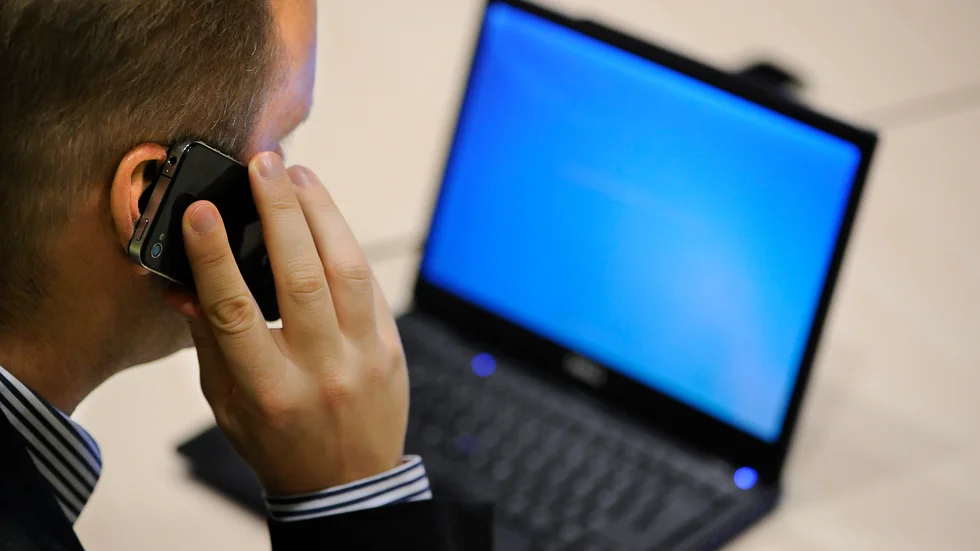 Efter en två månader lång resa i cyberrymden ger insändarskribenten upp försöken att göra en anmälan till a-kassan.