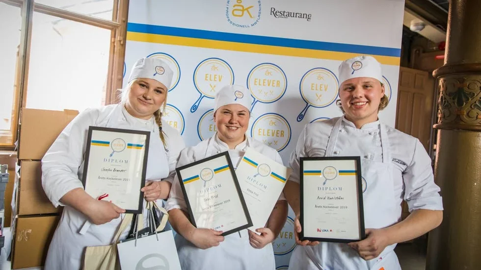 Josefin Brander, Ebba Frid och Arvid Wahlström tog hem förstapriset i tävlingen "Årets Kockelever 2019".