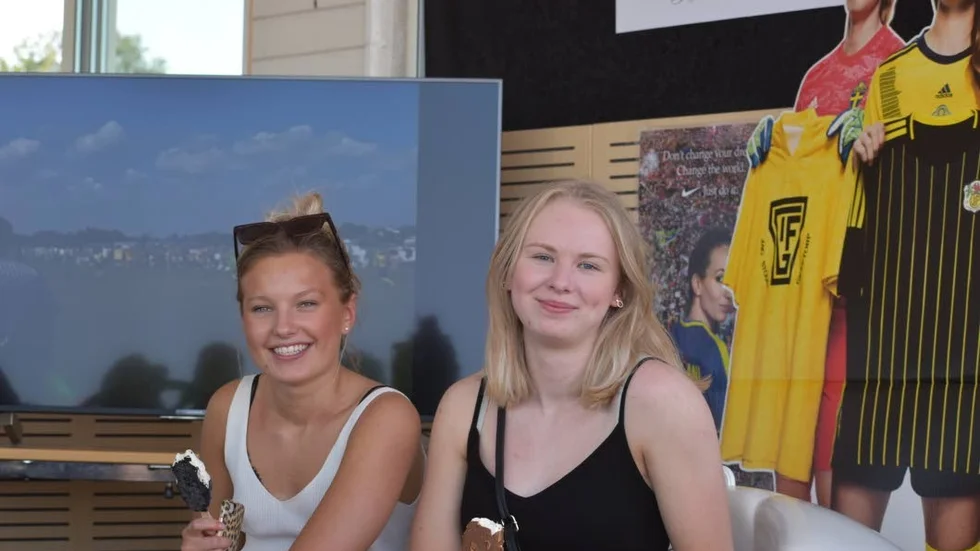 Thilda Kennmark och Stina Kägo Bragsjö var två av alla ungdomar som tog chansen att provsitta "Kosse-stolen".