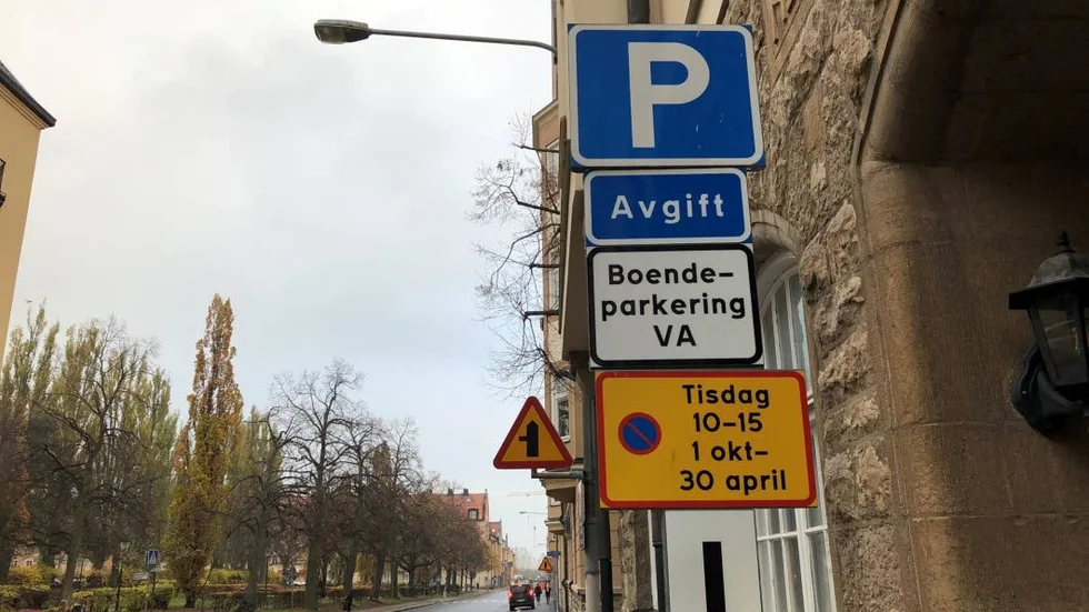 Tidsbegränsning behövs på gatuparkeringarna i centrum, skriver Muharrem Demirok.