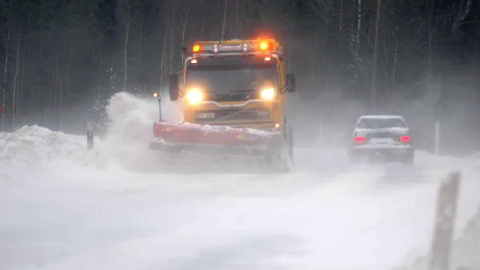 Personbil möter plogbil, ofta en farlig situation på de mindre vägarna.Foto: Kerstin Ericsson, Trafikverket