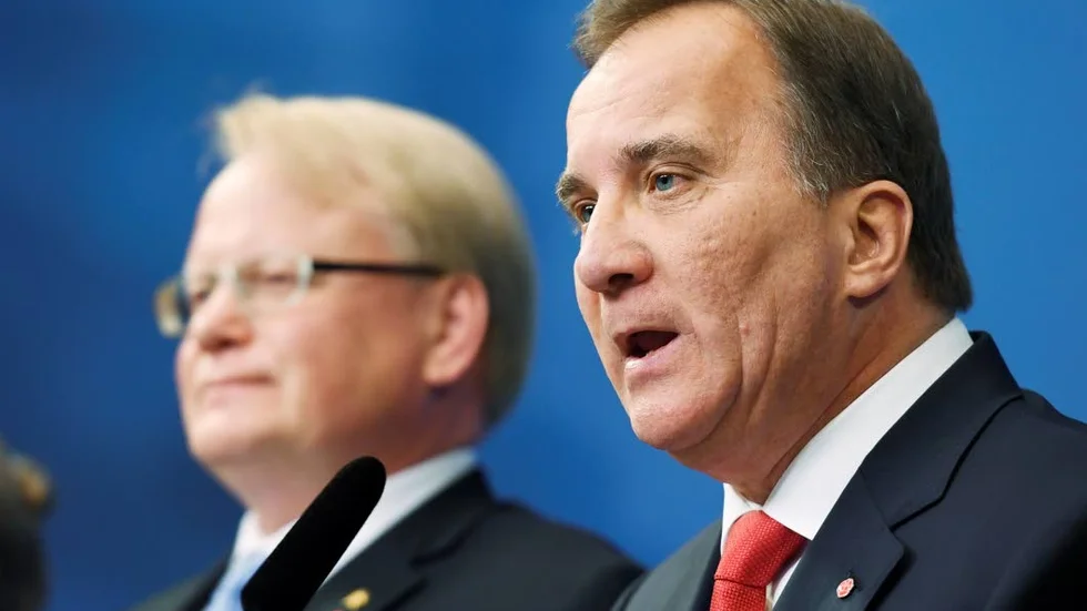 Regeringen. Peter Hultqvist, försvarsminister som sitter kvar, och statsminister Stefan Löfven under torsdagens pressträff i Rosenbad.