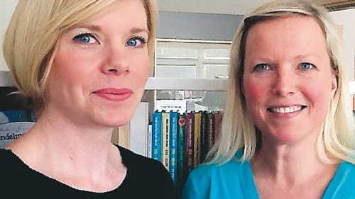 Bibliotekarie Liselott Drejstam med rektor Cecilia Persson.
