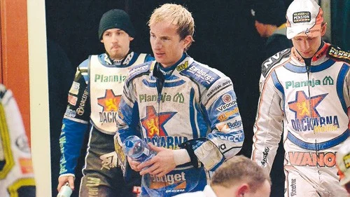 Dackedepp. Fr. v: Daniel King, Rune Holta och Andreas Jonsson konstaterar att det förvisso blev seger med 49-41 mot Valsarna, men förlust totalt och nu väntar Västervik i två helt avgörande playout-matcher om nästa säsongs elitseriestatus. Foto: Magnus Strömsten