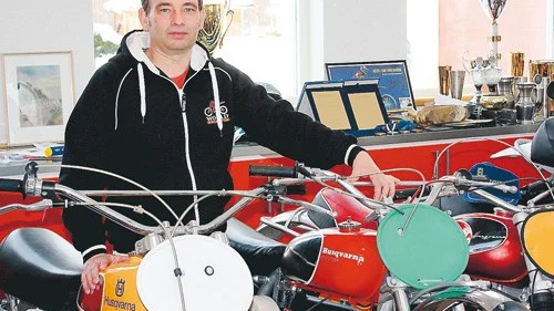 Världsmästarcyklar. Magnus Frodig vid några av de motorcyklar som kommer att visas i motormuseet som invigs i Vimmerby i september.