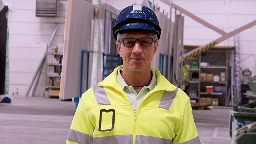 Allt började på golvet. Som 16-åring, efter att ha hoppat av gymnasiet efter en dag, började Roger Pettersson på Thorns belysning i Horn. I dag är han produktionschef på BWG Homes. Han har visat att den långa, snåriga vägen absolut är möjlig.