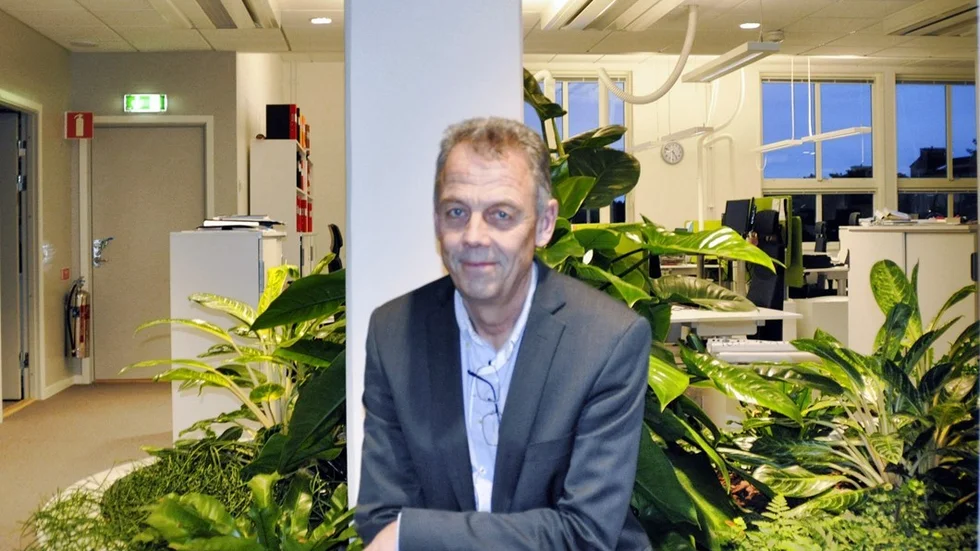 Johan Kristiansson trivs i det gröna. Nu ser han till att man kan ladda sin elbil runt om i Linköping.