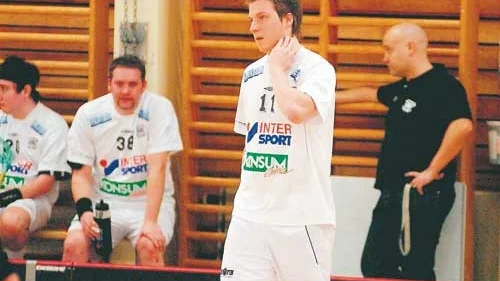 VIBK-depp. Skyttekungen Peter Hirschman, med Mathias Westerling-Jansson och Michael Elmér i bakgrunden, kan bara inse faktum: VIBK är inte längre ett division ett-lag.