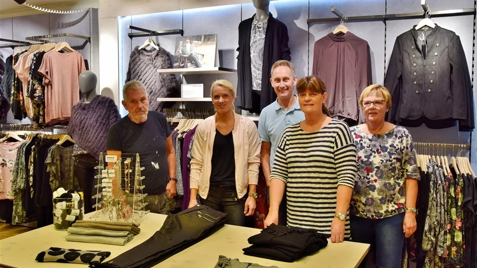 I dag slår en uppfräschad damavdelning hos Sandströms Modehus upp portarna Fr v hustomten Bo Karlfeldt och butikens personal Susanne Pettersson, Johan Isaxon, Katarina Jonasson samt Catarina Svensson. Foto: Morgan Karlsson