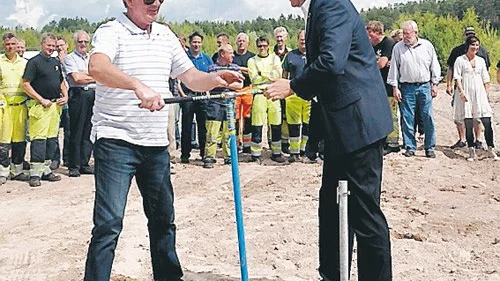 Claes Wetterström t h och Nils Gunnar Andersson öppnar ventilen och Södra Vi-vattnet "anländer" till Vimmerby.