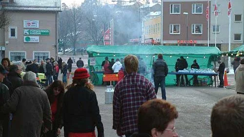 Liv och rörelse på Kisa torg. Julskyltningen är en tradition. Foto: Jan Björkegren