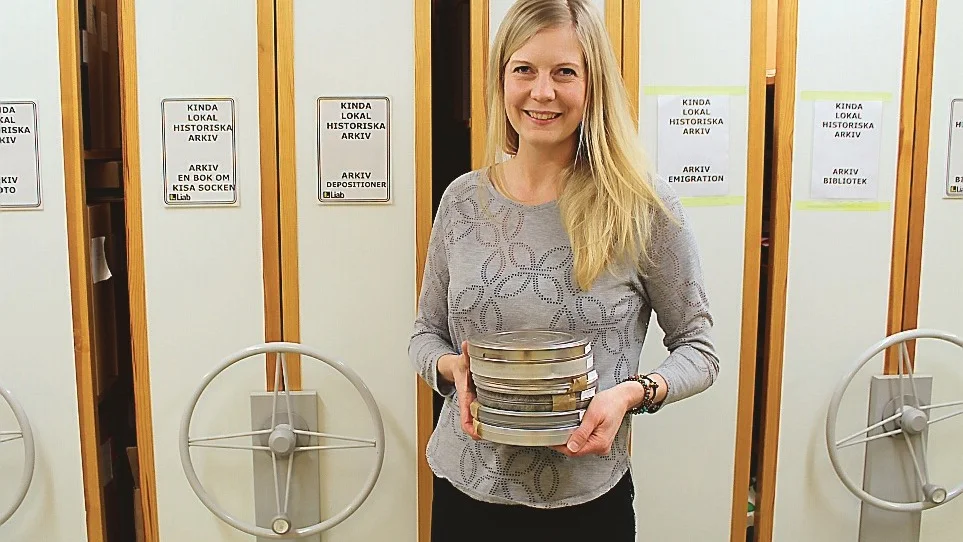 Sofia Fälth tillsammans med några av filmerna som digitaliserats. Foto: Jonas Saint Cyr
