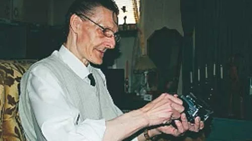 Jan Berlin jobbar dag som natt med att studera bildmaterialet.
