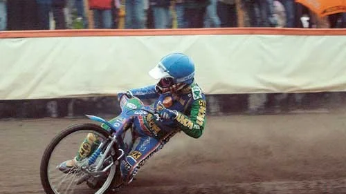 Västervik vann derbyt mot Luxo Stars med 52-44. Tomasz Gollob tog maximala 14+1.