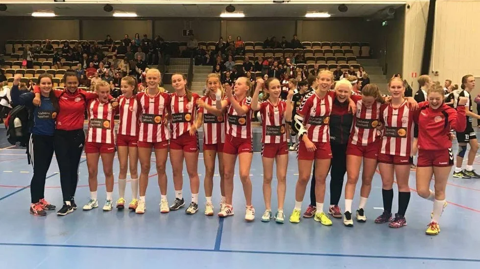 SEGER. A-flicklaget jublar efter segern i Örebro, mot Västerås/Irsta i finalen.