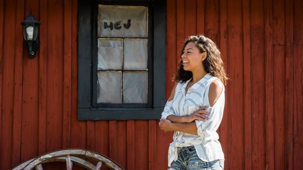 Mollie Minott sjunger på Magasinet i Vråka tillsammans med vännen Elin Namnieks.