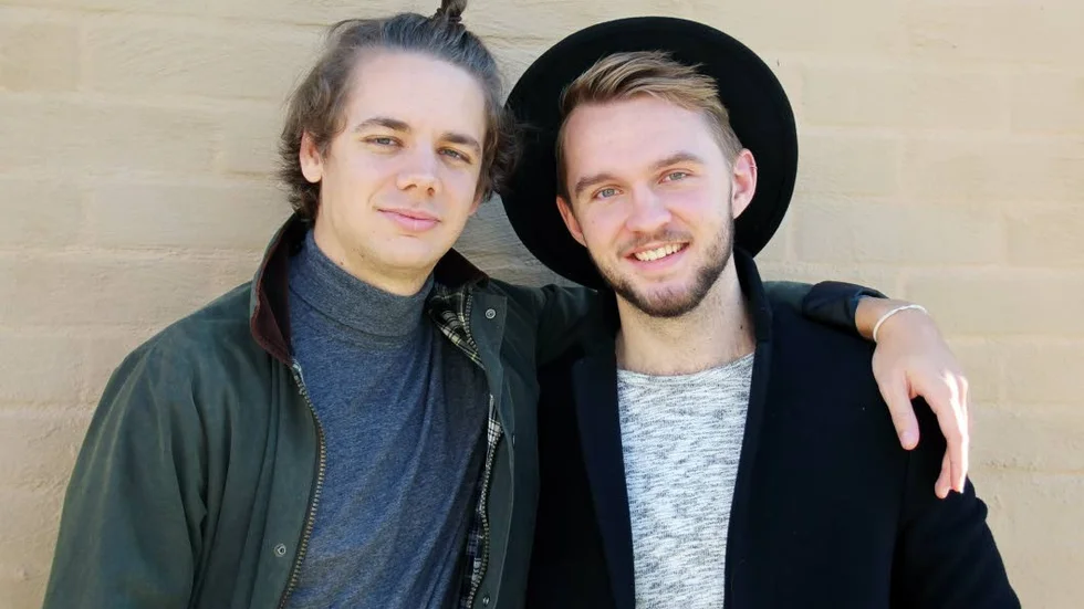 På tv. Simon Billemar och Mårten Granlund från föreningen Under Kevlaret är inbjuda till Malou von Sivers program Efter tio.
