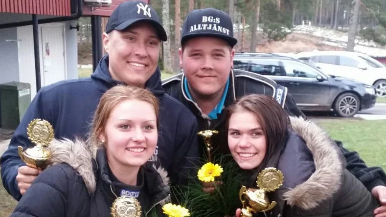 PÅSKRACE. Amanda Boberg, Robin Nilsson,Oscar Gustafsson och Wilma Boberg ses efter det snöiga Påskracet i Vimmerby.