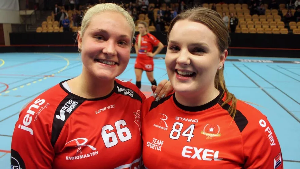 MÅLSKYTTAR. Elise Henrichsen och Josefine Mattsson gjorde målen när Solfjäderstaden vann hemmapremiären i ettan.