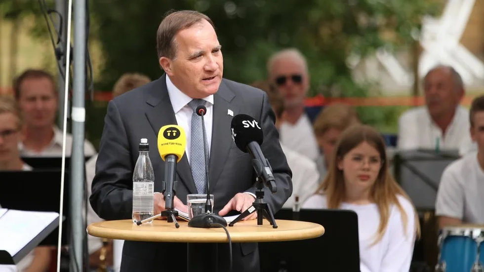 Statsminister Stefan Löfven firade nationaldag alltmedan väljarna fortsätter att vända honom och Socialdemokraterna ryggen.