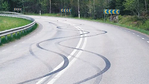 Hur erfaren är en 15–16-åring bakom ratten i vinter, frågar sig insändarskribenten.