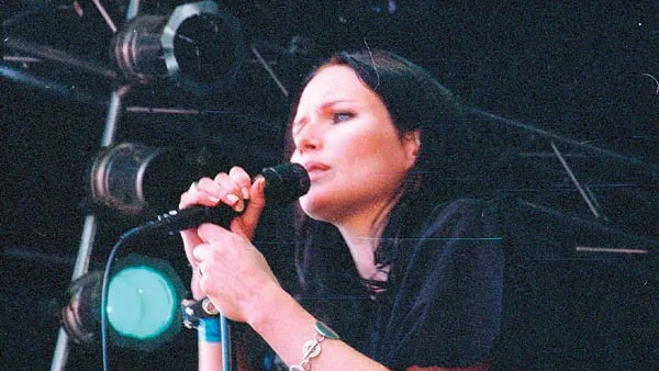 Nina Persson i A Camp bjöd på lagom avslappnad eftermiddagsmusik i solen.