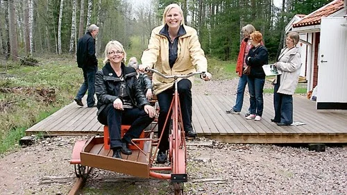Christina Persson och hennes dotter Anna Wildeke ger sig ut på dressinrunda under upptäckardagen.