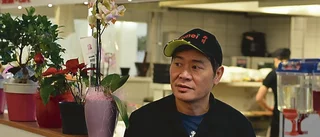 Peter Yap serverar lunchbuffé