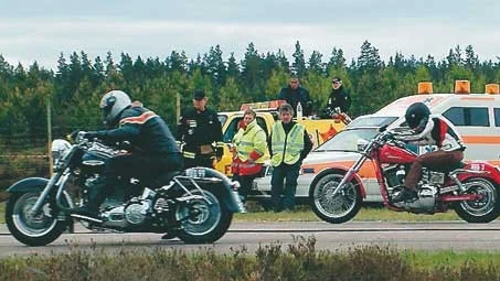 Det var inte enbart bilar som körde på den nya banan vid Hultsfreds flygfält. Även motorcyklar fick tävla.