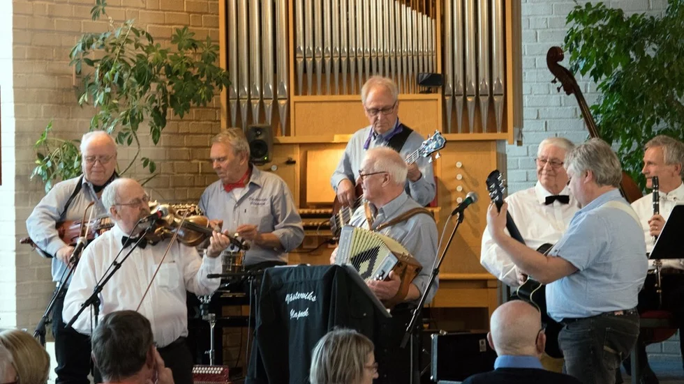 Glapack: Sven-Olov Nilsson, Nyckelharpa, Anders Sjöberg, fiol, Tage Gustavsson, dragspel och durspel, Tore Johansson, bas, Stanley Ahl, trummor och durspel, Lennart Larsson, gitarr och sång.