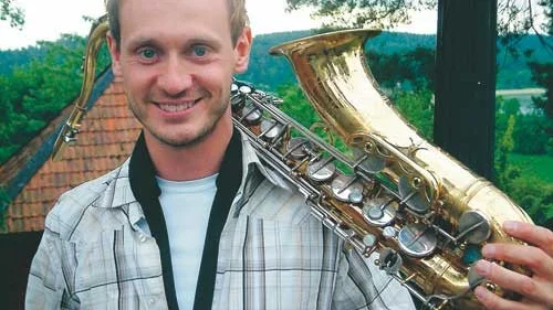Daniel Yngwe med sin kära saxofon på axeln. Snart bär det av till Kina där han ska underhålla med bandet Nightlight.