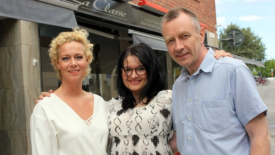 Monica Gunnarsson har sålt parfymeri La Classe till Roxana och Magnus Gustafsson.