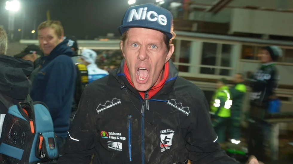 Jerker Eriksson, tidigare lagledare i Dackarna - numer i Smederna, skriker ut sin glädje när det står klart att hans lag slagit ut favoriten från Målilla i SM-kvartsfinalen.